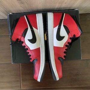 Jordan 1 Mid Chicago Black Toe